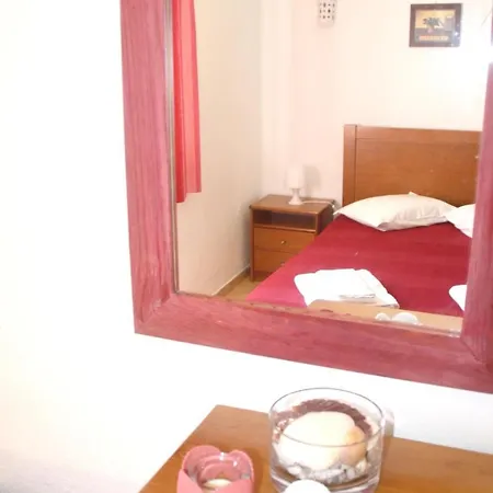 With 2 Bedrooms In Porches, With Pool Access And Furnished Garden -... Apartment *